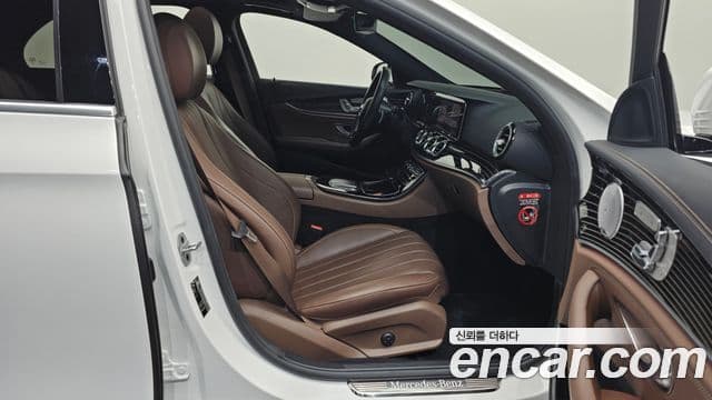Mercedes-Benz E-Class 2021 — ფოტო 15/20