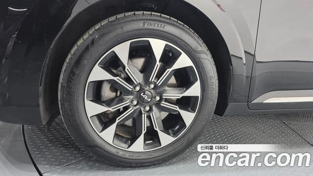 Kia Carnival 2023 — ფოტო 5/20