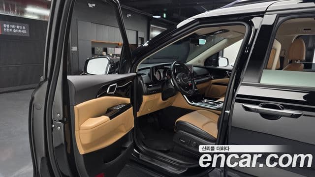 Kia Carnival 2023 — ფოტო 11/20