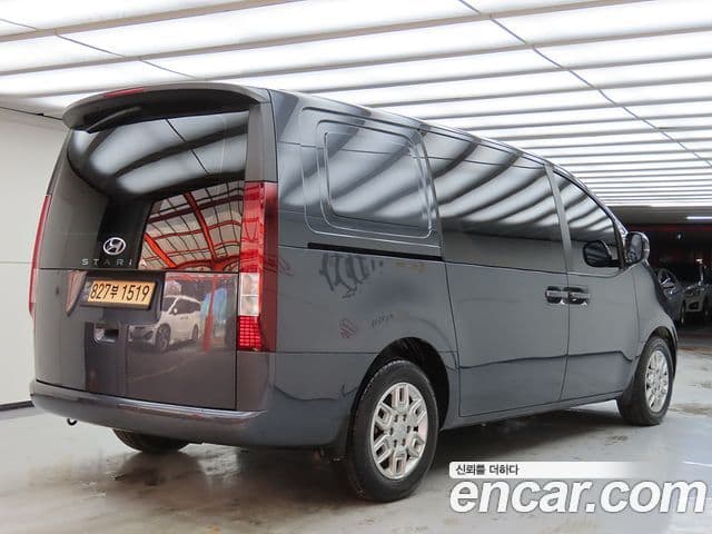 Hyundai Staria 2023 — ფოტო 2/20