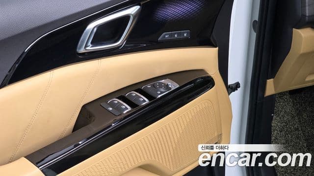 Kia Carnival 2023 — ფოტო 17/20