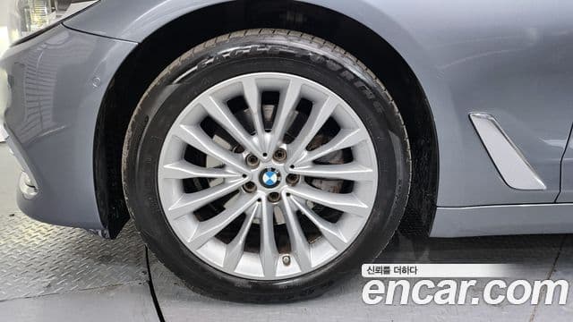 BMW 5 Series 2018 — ფოტო 4/20