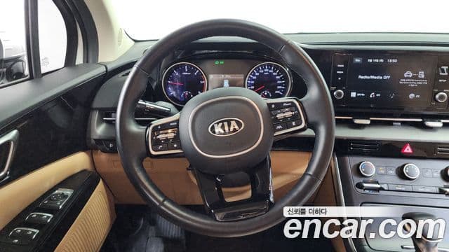 Kia Carnival 2021 — ფოტო 13/20