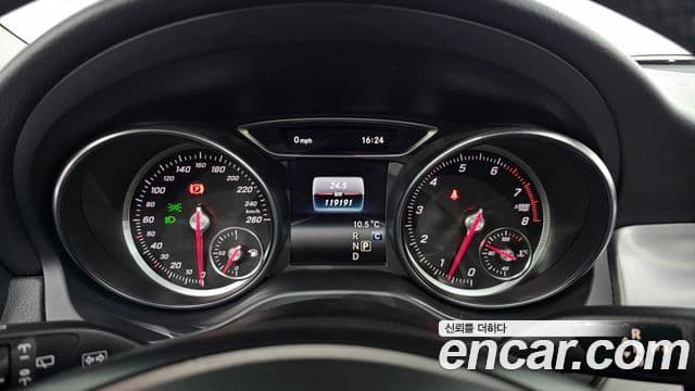 Mercedes-Benz GLA-Class 2019 — Şəkil 8/20