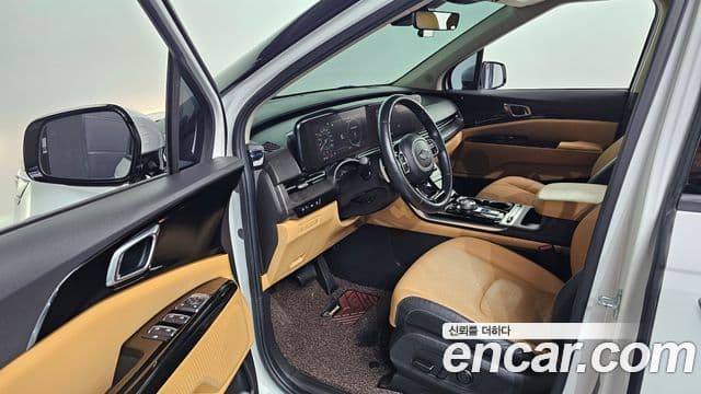 Kia Carnival 2021 — фото 10 из 20