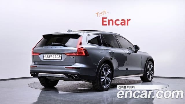 Volvo V60 Cross Country 2020 — фото 2 из 20