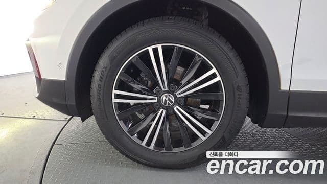 Volkswagen Tiguan 2022 — ფოტო 5/20