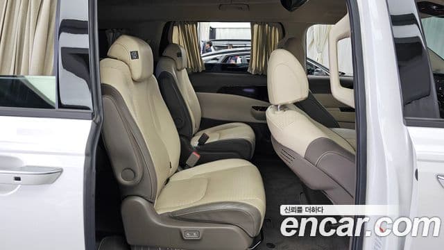 Kia Carnival 2021 — фото 12 из 20