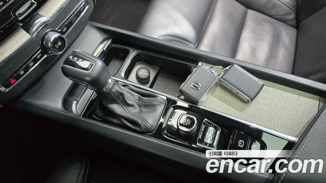 Volvo XC60 2019 — Şəkil 9/20