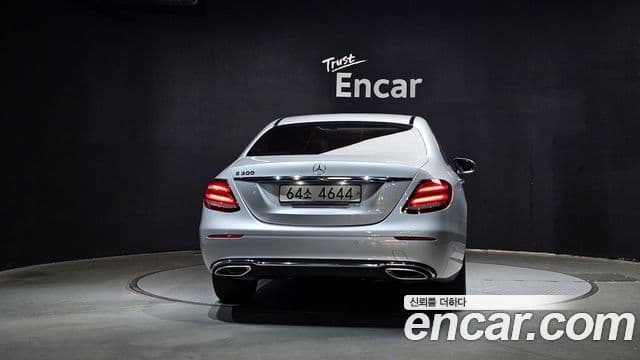 Mercedes-Benz E-Class 2018 — фото 4 из 20