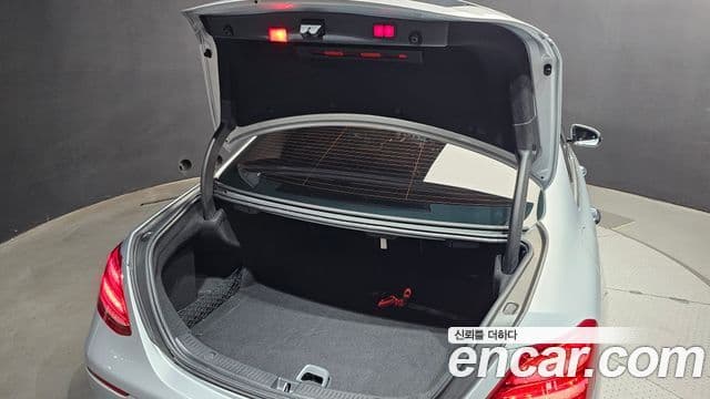 Mercedes-Benz E-Class 2018 — фото 20 из 20
