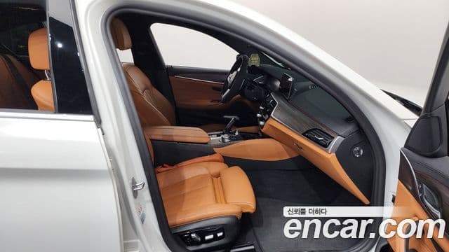 BMW 5 Series 2020 — фото 11 из 20