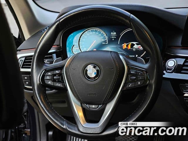 BMW 5 Series 2018 — фото 12 из 20