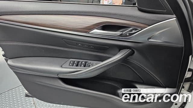 BMW 5 Series 2018 — фото 14 из 20