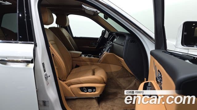 Rolls-Royce Cullinan 2023 — фото 11 из 20
