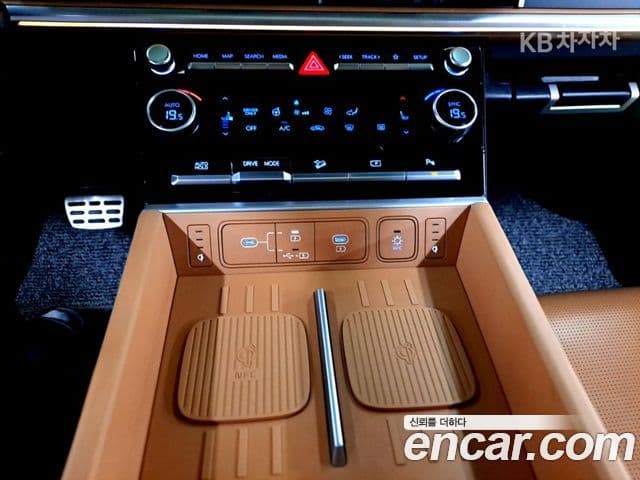 Hyundai Santa Fe 2023 — ფოტო 15/20