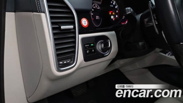 Porsche Cayenne 2021 — Photo 20/32