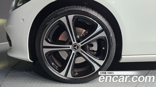 Mercedes-Benz C-Class 2023 — ფოტო 4/20