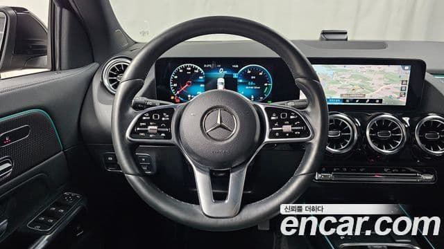 Mercedes-Benz GLA-Class 2021 — ფოტო 13/20
