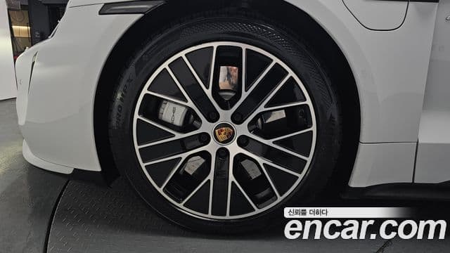 Porsche Taycan 2021 — Photo 1/34