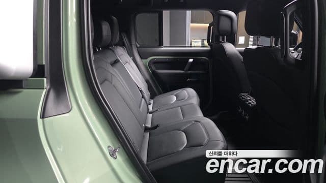 Land Rover Defender 2023 — Photo 16/33