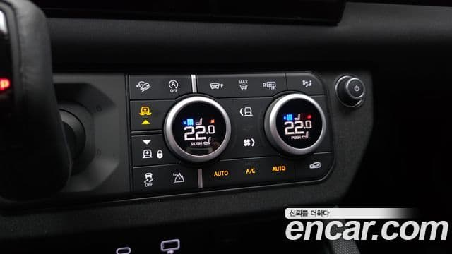 Land Rover Defender 2023 — Photo 20/33