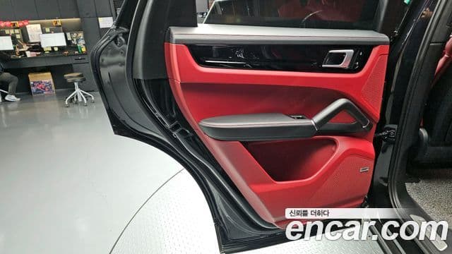 Porsche Cayenne 2020 — Photo 24/32