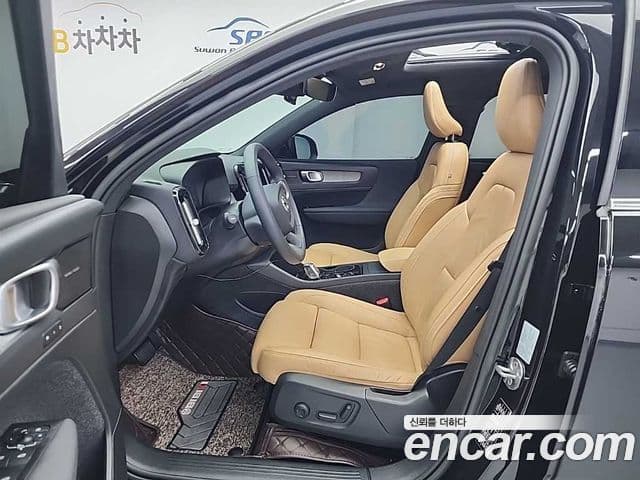 Volvo XC40 2022 — фото 10 из 18