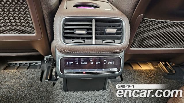Mercedes-Benz GLS-Class 2023 — Photo 32/36