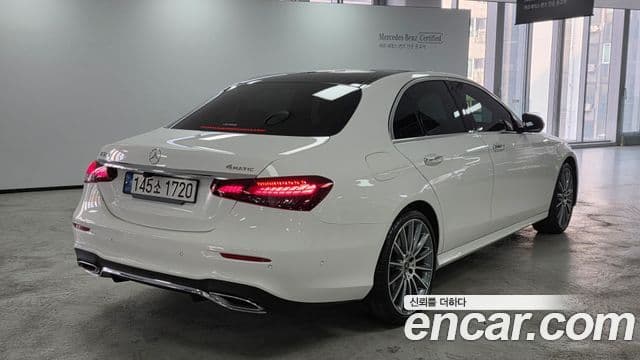 Mercedes-Benz E-Class 2022 — Photo 3/20