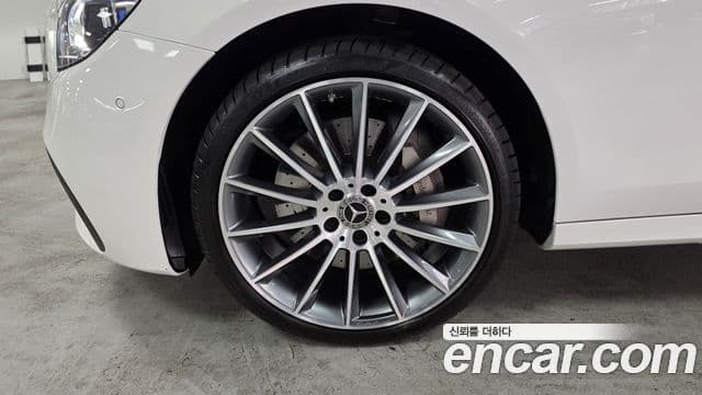 Mercedes-Benz E-Class 2022 — Photo 8/20