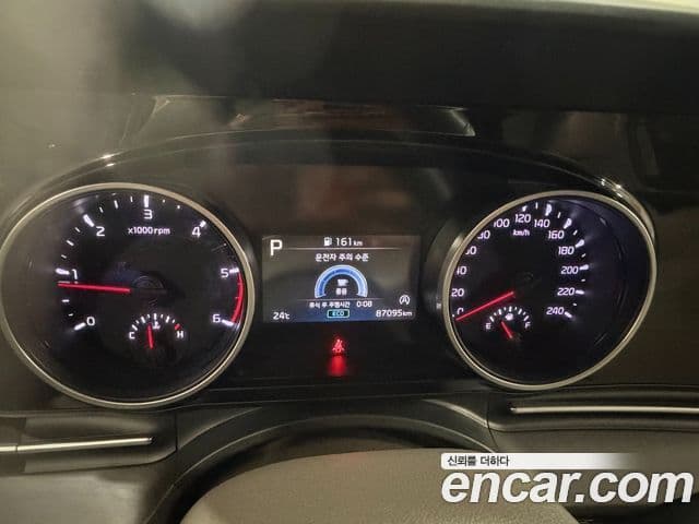 Kia Carnival 2021 — фото 9 из 15