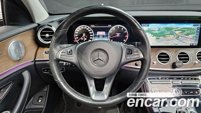 Mercedes-Benz E-Class 2018 — ფოტო 15/20
