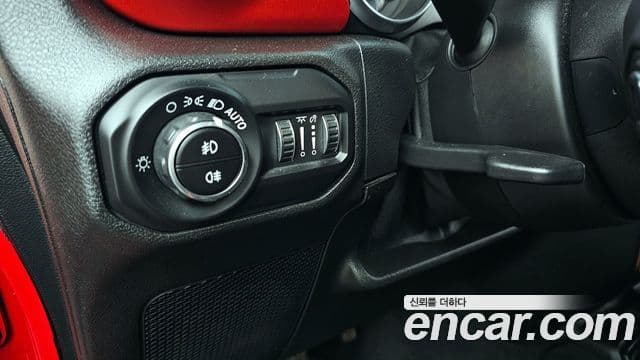 Jeep Wrangler 2021 — ფოტო 14/20