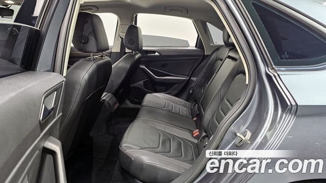 Volkswagen Jetta 2021 — ფოტო 11/20