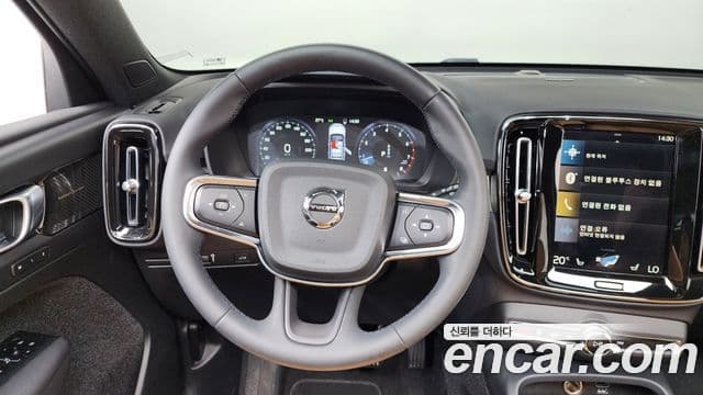 Volvo XC40 2022 — ფოტო 13/20