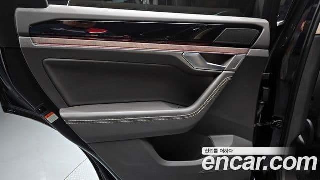 Volkswagen Touareg 2023 — Photo 2/33