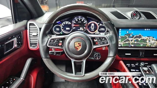 Porsche Cayenne 2020 — ფოტო 13/20
