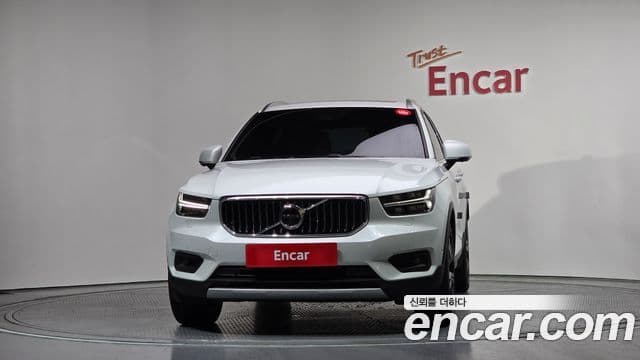 Volvo XC40 2019 — ფოტო 30/34