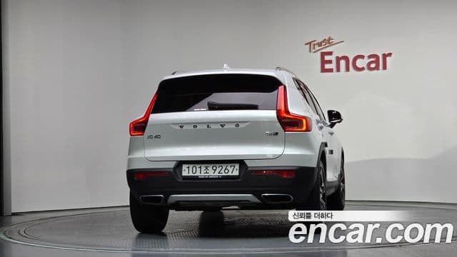 Volvo XC40 2019 — ფოტო 28/34