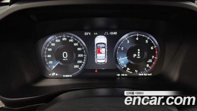 Volvo XC40 2019 — ფოტო 27/34