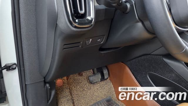 Volvo XC40 2019 — ფოტო 11/34