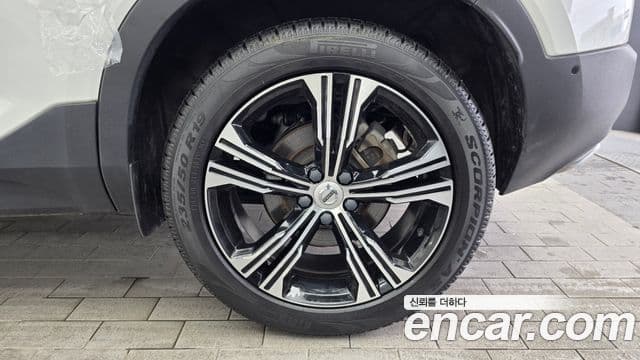 Volvo XC40 2019 — ფოტო 2/34