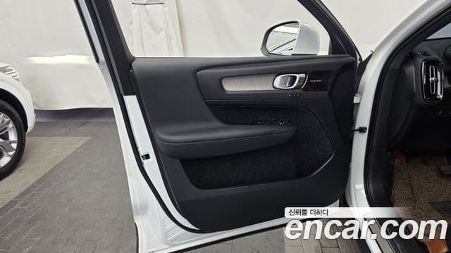 Volvo XC40 2019 — ფოტო 20/34
