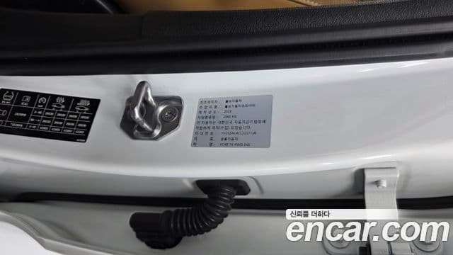 Volvo XC40 2019 — ფოტო 31/34
