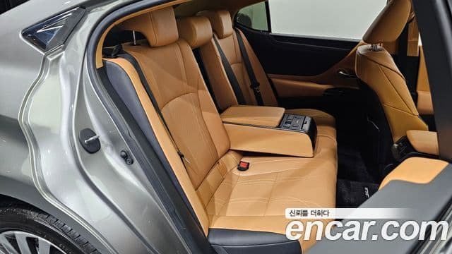 Lexus ES300h 2023 — ფოტო 12/20