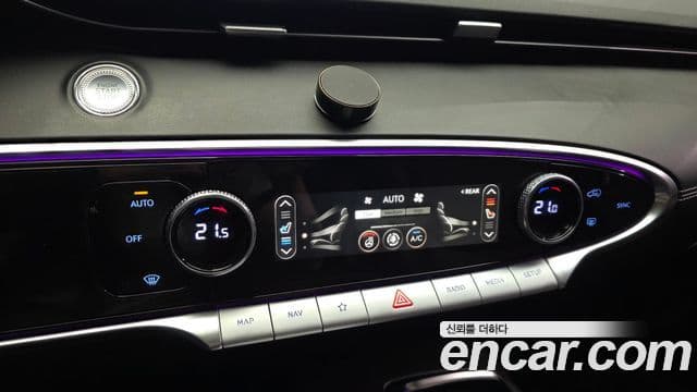 Genesis GV70 2021 — ფოტო 17/20