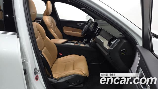 Volvo XC60 2018 — Şəkil 12/20