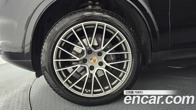 Porsche Cayenne 2023 — Photo 25/38
