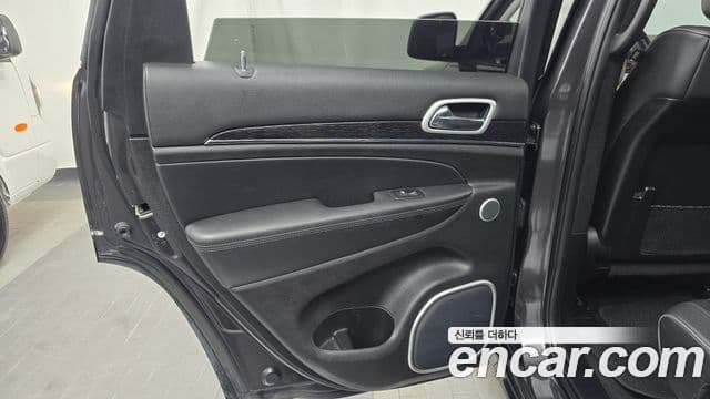 Jeep Grand Cherokee 2021 — Photo 18/32